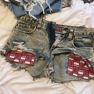 VINTAGE LEVI DENIM. FITS 27 WAIST.